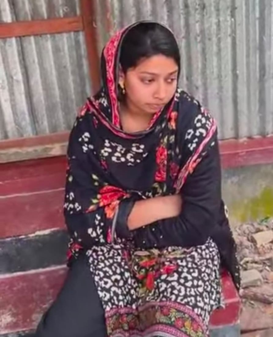 বিয়ের দাবিতে প্রেমিকের বাড়িতে এক সন্তানের জননীর অনশন: প্রেমিক পলাতক