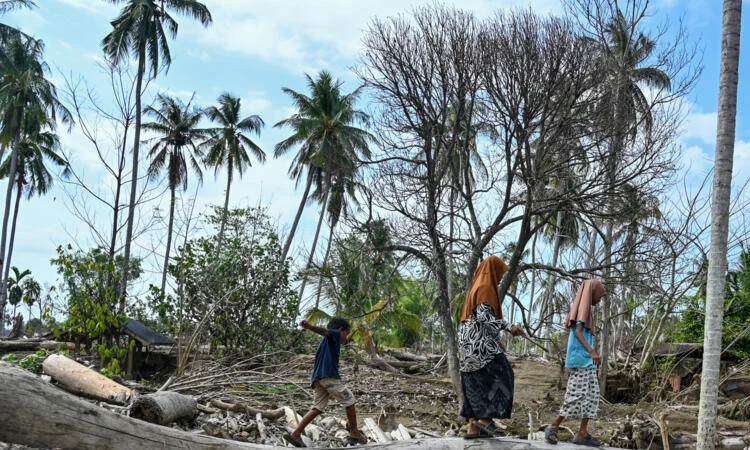 ত্রাণ বিতরণে বিলম্বের কারণে ইন্দোনেশিয়ায় বন্যাদুর্গতদের মধ্যে ক্ষোভ ও হতাশার সৃষ্টি
