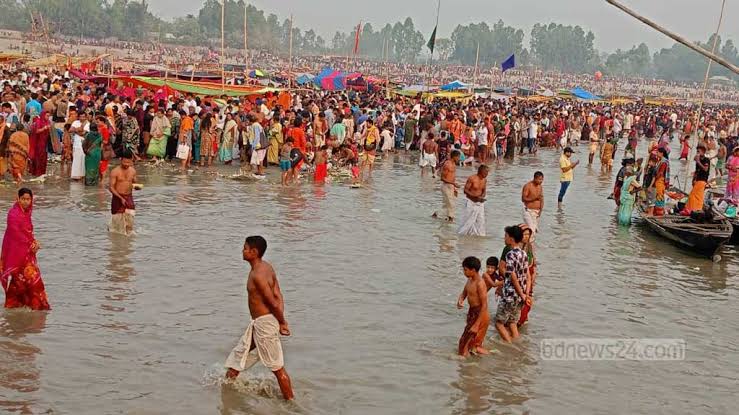 কুড়িগ্রাম চিলমারীতে ব্রহ্মপুএ নদের তীরে হিন্দু ধর্মাবলম্বীদের ঐতিহ্যবাহী অষ্টমী স্নান