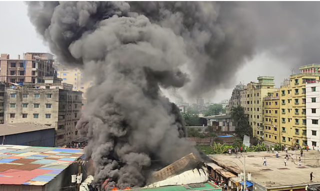 কদমতলীতে গ্যাসলাইট কারখানার আগুন নিয়ন্ত্রণে, কাজ করেছে ফায়ার সার্ভিসের ৭ ইউনিট