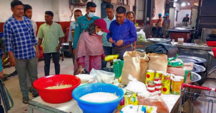 নোংরা পরিবেশে ইফতার তৈরি করে শপিং ব্যাগ