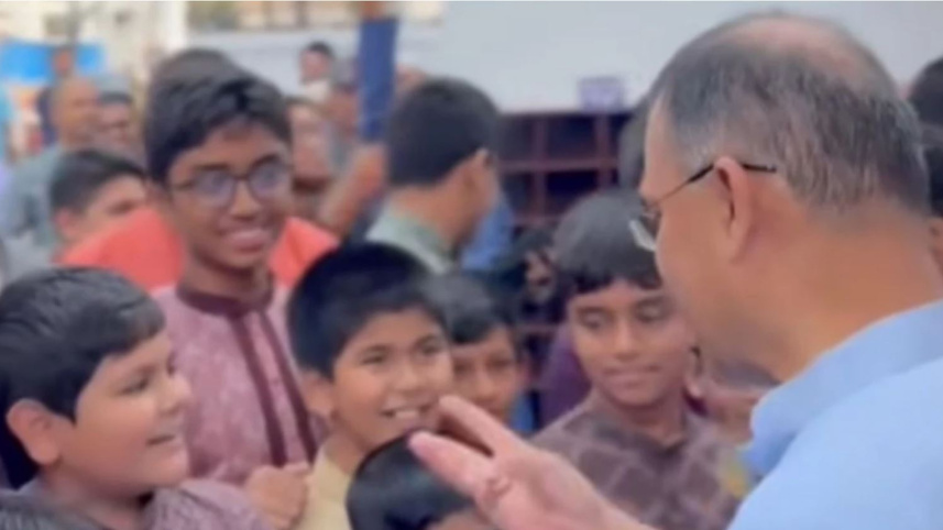 বনানীতে জুমার নামাজ শেষে শিশুদের সঙ্গে প্রধানমন্ত্রী তারেক রহমানের কুশল বিনিময়