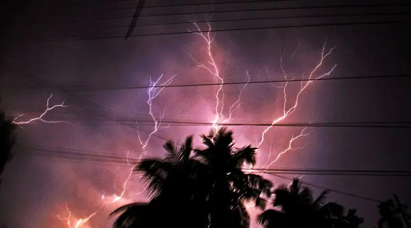 দিনাজপুরে অন্ধকার: ঝড়-বৃষ্টির কারণে বিদ্যুৎ বিপর্যয় এবং বড়পুকুরিয়া তাপবিদ্যুৎ কেন্দ্রের উৎপাদন বন্ধ