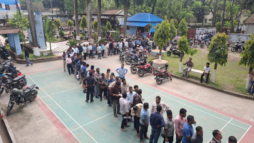 ঠাকুরগাঁওয়ে ৫ এপ্রিল থেকে ‘ফুয়েল কার্ড’ বাধ্যতামূলক; কার্ড সংগ্রহে গ্রাহকদের দীর্ঘ সারি